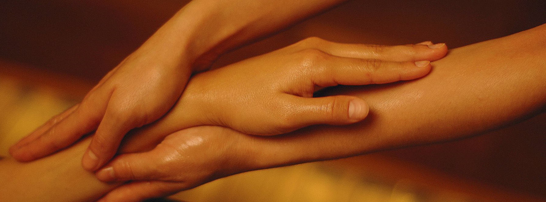 Zwei Hände, die eine Hand halten