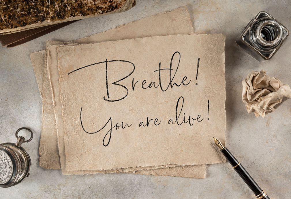 Zettel auf dem steht: "Breath! You are alive!" (Atme! Du bist am Leben!)